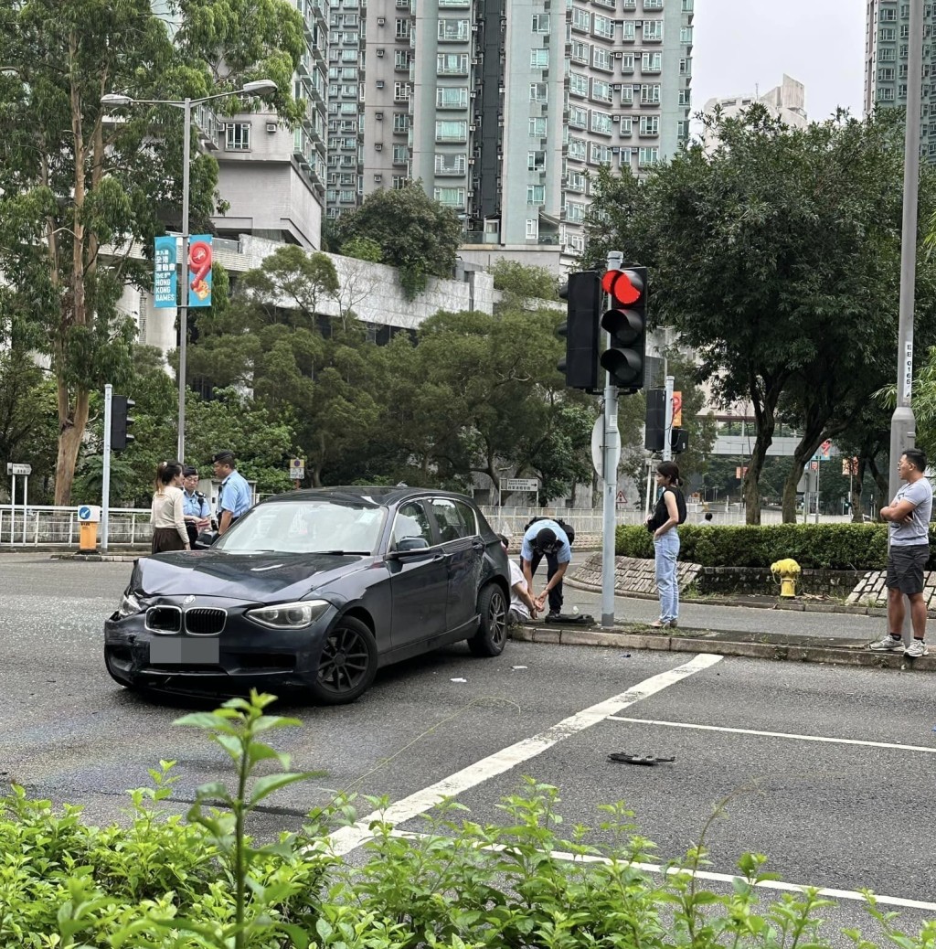 寶馬男司機被鎖上手銬。fb車cam L（香港群組）圖片
