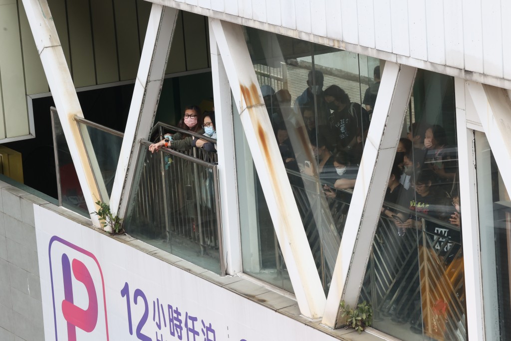 好多人趁熱鬧。