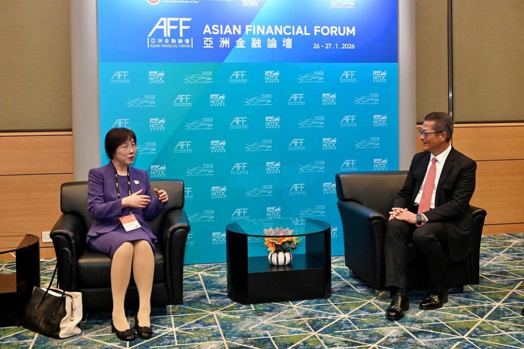 陳茂波於論壇期間，與亞洲基礎設施投資銀行行長、董事會主席鄒加怡（左）會面。陳茂波網誌圖片