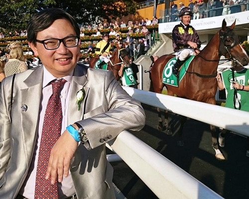 吳嵩熱愛馬匹，成為傳奇評馬人。