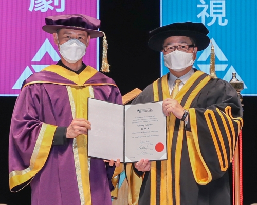 演藝學院校董會主席周振基與榮譽博士張學友。