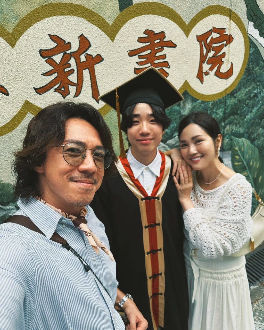 張瞻中學畢業,謝安琪和張繼聰當然要親身見證。 張瞻中學畢業,謝安琪和張繼聰當然要親身見證。