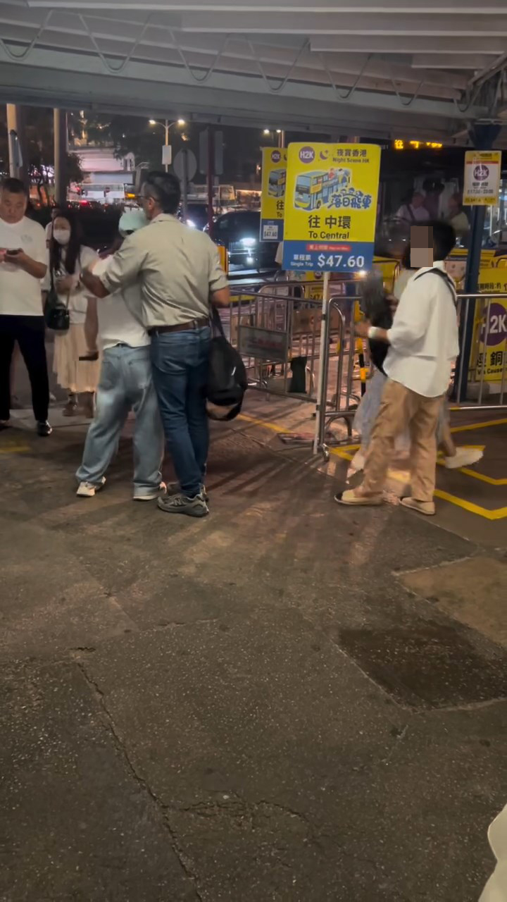 外國男子將二人分開。eric_lo725@threads片段截圖 外國男子將二人分開。eric_lo725@threads片段截圖