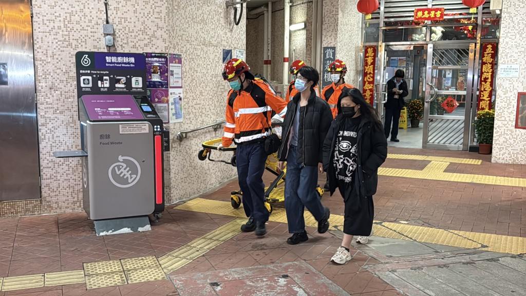 男鄰居協助救火，吸入濃煙不適送院。