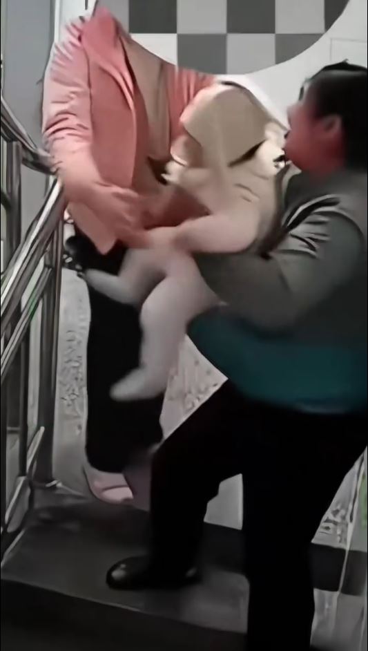 大妈只顾看手机害婴儿跌落楼梯。起点新闻