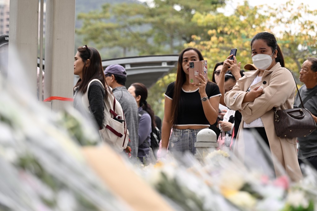 有市民到宏福苑獻花致意。