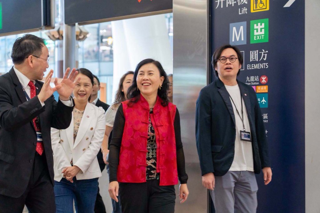陳美寶到訪高鐵西九龍站,視察西九龍站在「十一黃金周」期間旅客出入境的安排。 陳美寶到訪高鐵西九龍站,視察西九龍站在「十一黃金周」期間旅客出入境的安排。