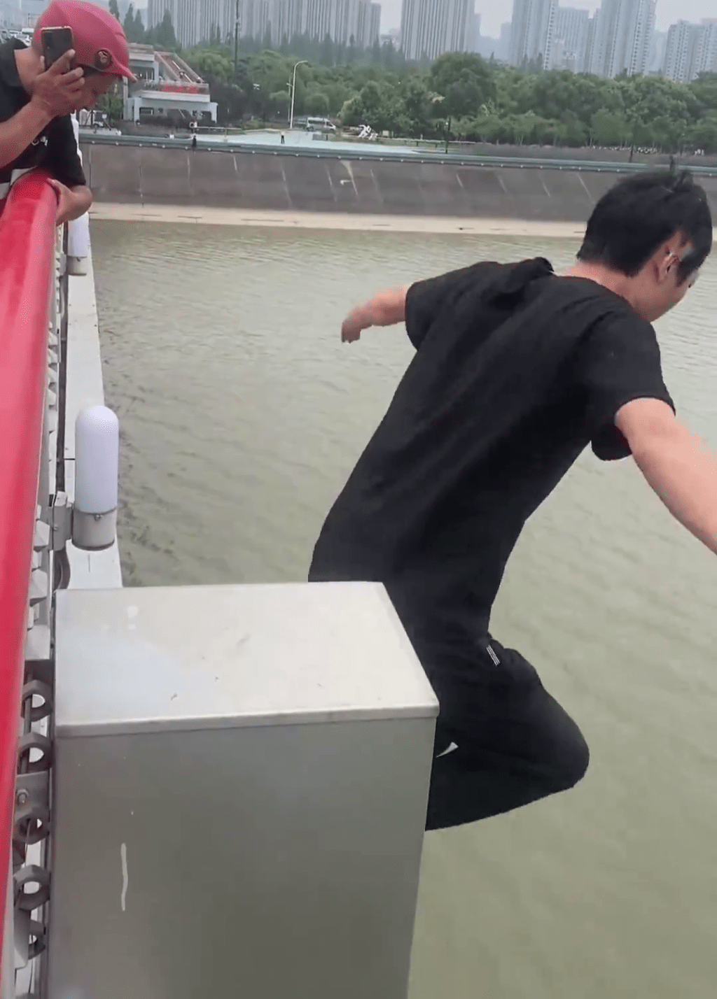 外卖小哥12米高大桥跳下一刻。