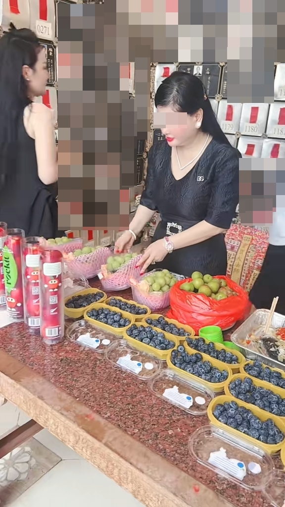 事發後，蔡天鳳媽媽拜祭女兒。