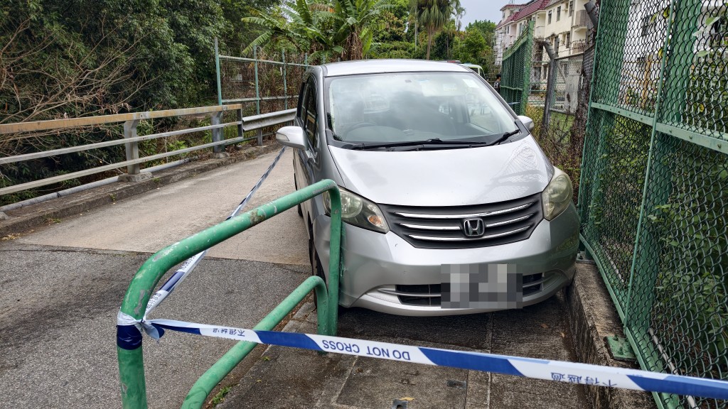 私家車失控撞欄翻側。黃文威攝 私家車失控撞欄翻側。黃文威攝