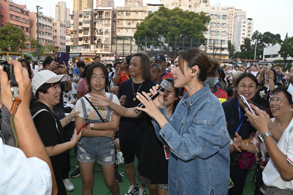 胡定欣唱歌时走落台握手，令现场场面挤拥。