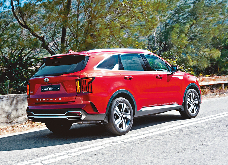 ●新一代Sorento操控感更加充實直接，原車配置最新規格主動安全系統。