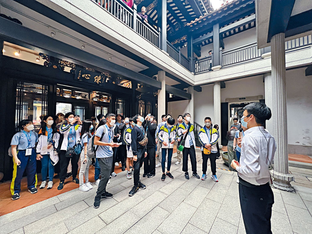 公民科考察團昨首發，行程包括到訪廣州永慶坊的粵劇藝術博物館。 