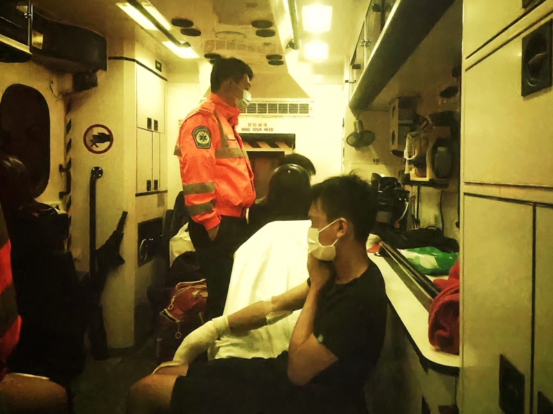 男司機手及面部受傷，由救護車送院治理。