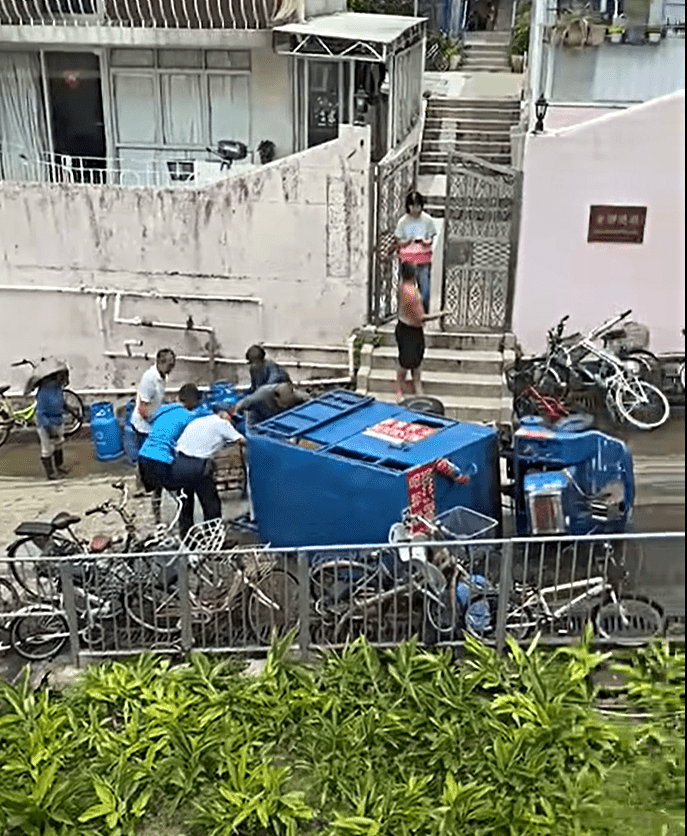 拖拉機失控翻側，司機由消防救出。fb：長洲足跡