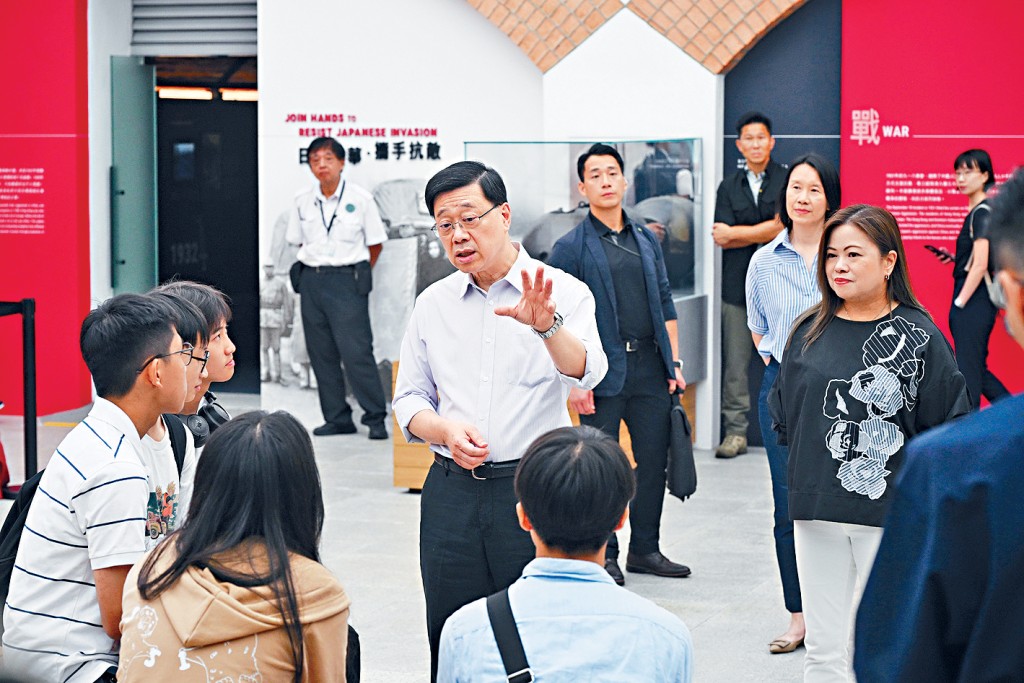 李家超在文體旅局局長羅淑佩陪同下，到訪香港抗戰及海防博物館，與在場市民交流。