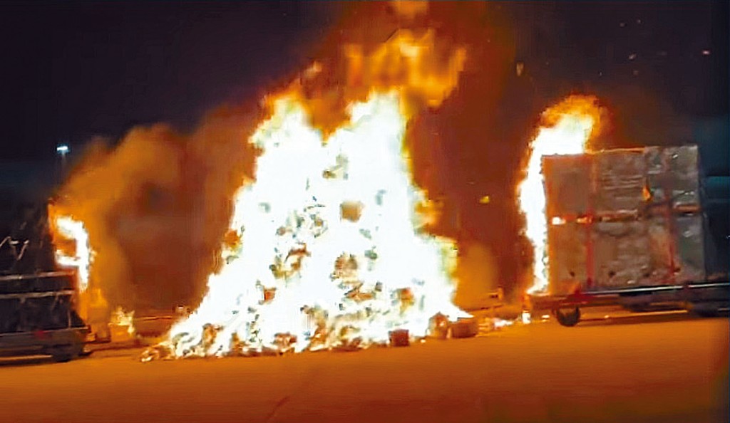 整板手机货物起火，瞬间陷入火海。