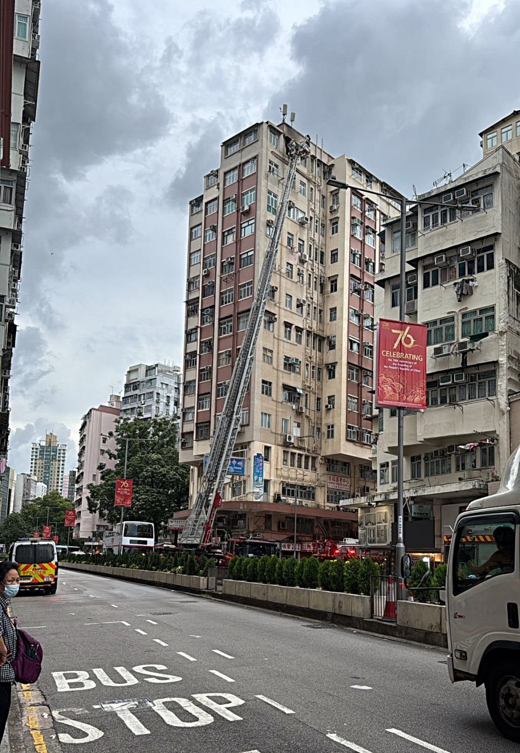 消防升起雲梯灌救。fb：車cam L（香港群組）