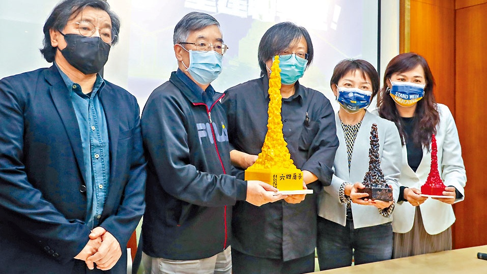 華人民主書院理事長曾建元（中）等，日前在台出席記者會。