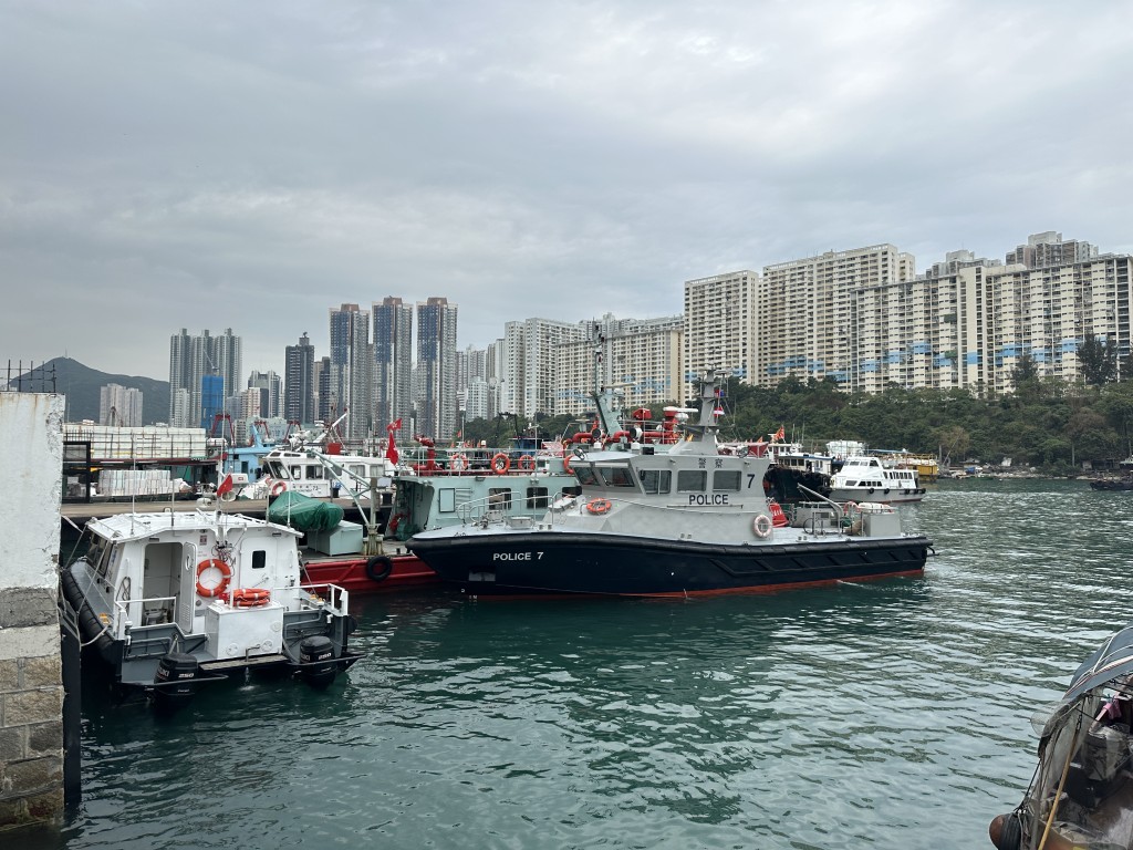消防將女死者屍體運往香港仔消防船碼頭。梁國峰攝