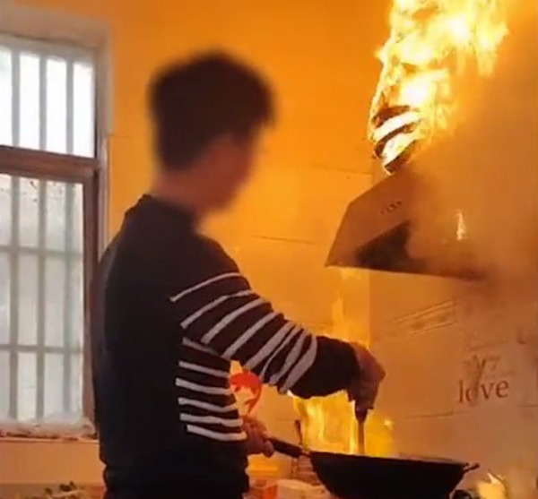 安徽男炒餸燒著抽油煙機。網上圖片