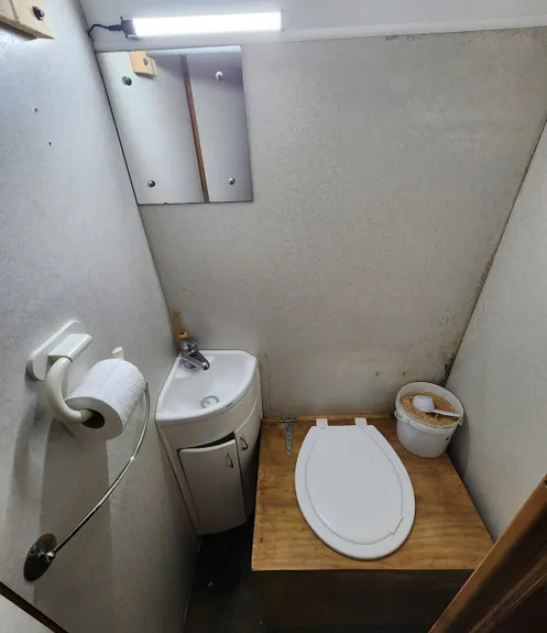 小屋厕所相当简陋。 Airbnb