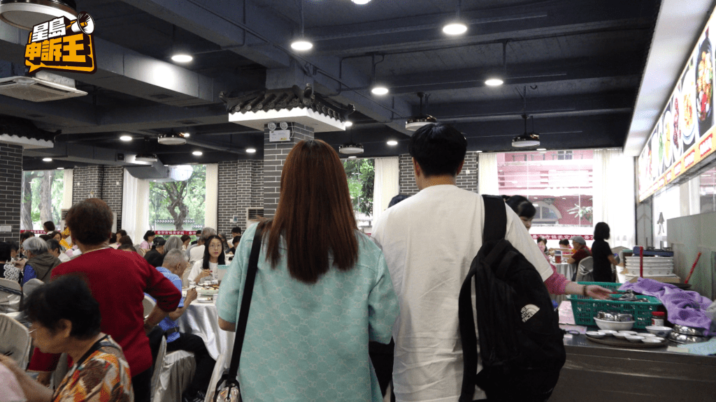 經過兩小時的車程,一行四十多人到達東莞寮步鎮進膳。 經過兩小時的車程,一行四十多人到達東莞寮步鎮進膳。