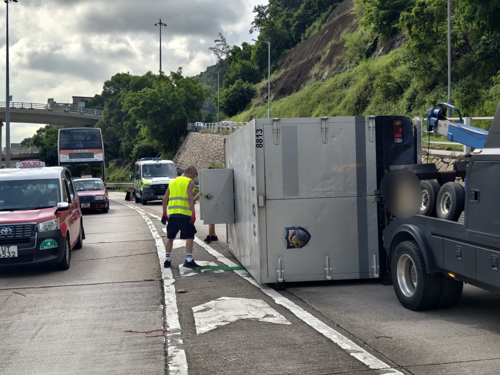 工人準備拖車。