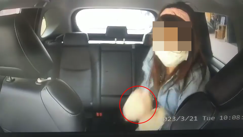 司機一下車，影片看到，女子左顧右盼，接著哄前。