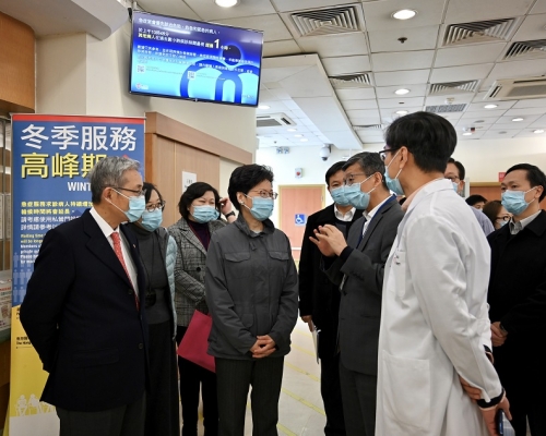 林郑月娥听取新界西医院联网总监邓耀铿（左六）简报急症室的运作情况。新闻处图片