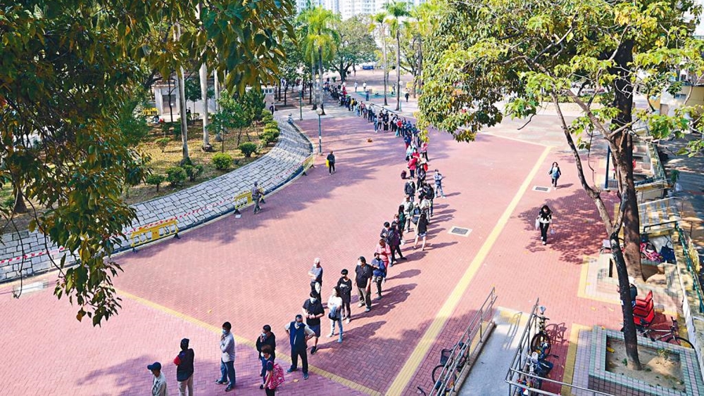 全港已接種第一劑疫苗的人數已衝破九成,有逾六百萬人。圖為市民排隊打針。