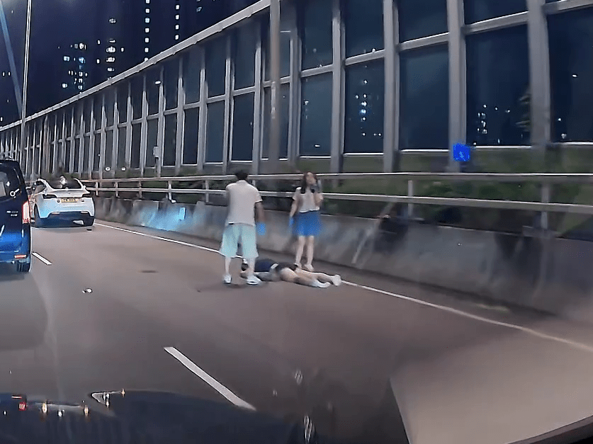 鐵騎士捱撞倒地，附近途經駕駛者協助報警。FB：Vincent Chung@車cam L（香港群組） 