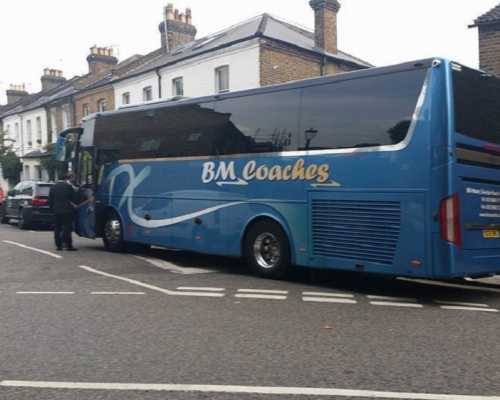 载有中国游客旅游巴前往伦敦火灾现场拍摄。网上图片