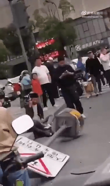 现场路标及伤者倒地。