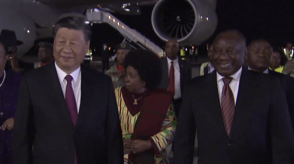 国家主席习近平南非总统拉马福萨的邀请，出席金砖国家领导人第十五次会晤，并对南非进行国事访问。
