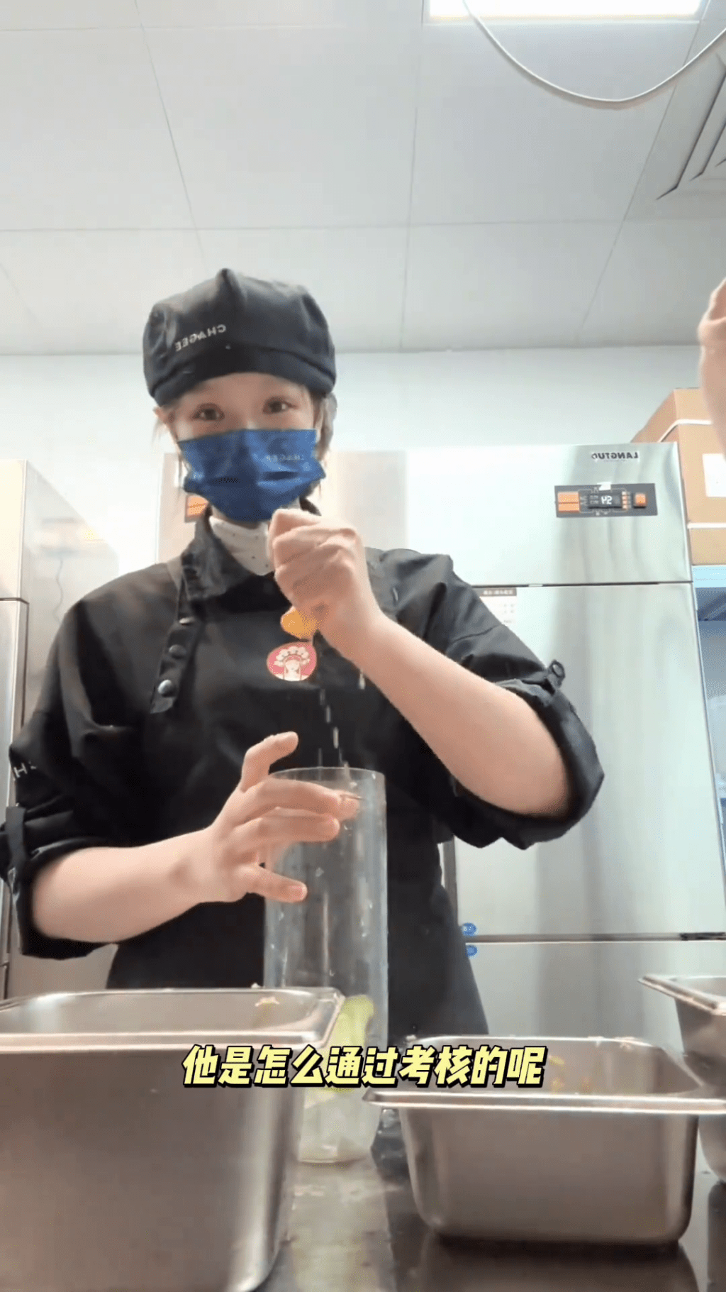霸王茶姬員工徒手攪拌影片瘋傳，遭網友質疑炮轟。