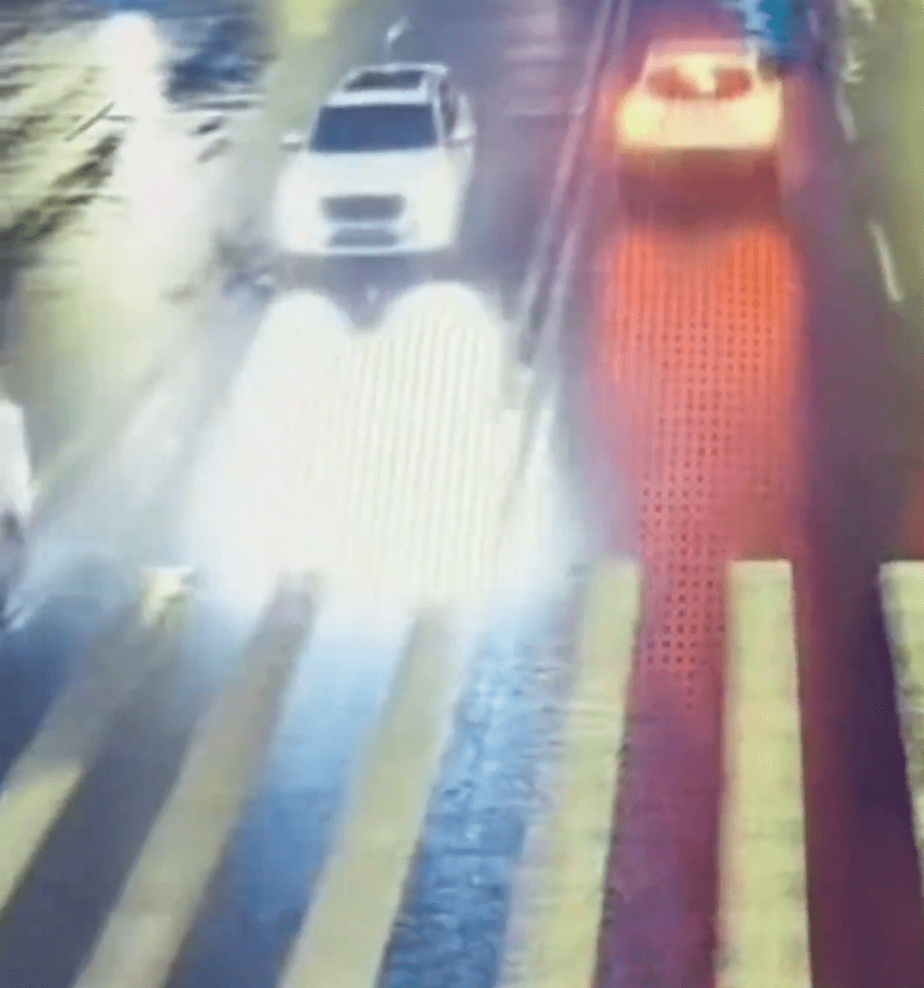 少年被撞飞半空堕下，疑再被对向车辗过。