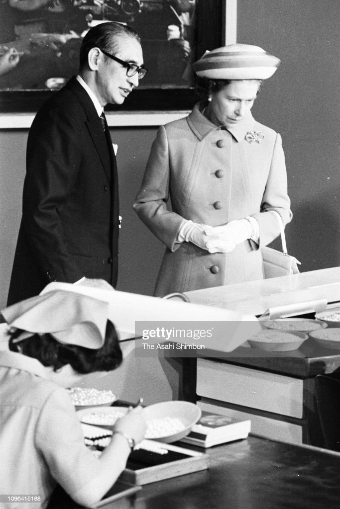 1975年英女皇與夫婿愛丁堡公爵菲利普親王訪問日本國寶級的MIKIMOTO真珠島。
