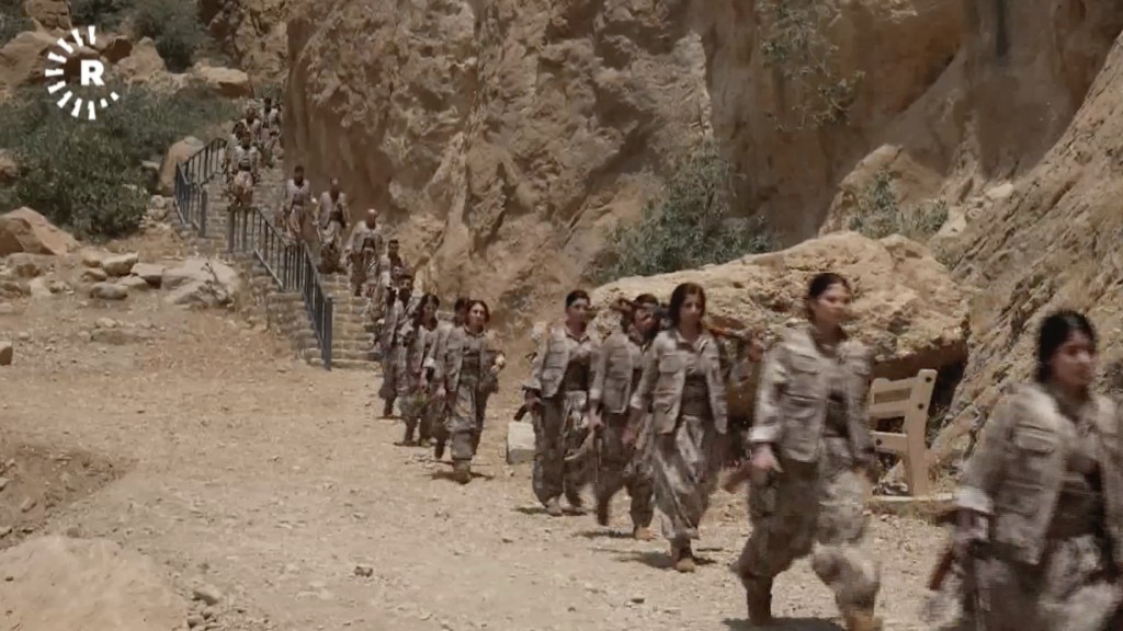 庫爾德工人黨武裝人員在伊拉克北部一處山洞前焚毀武器。 美聯社 庫爾德工人黨武裝人員在伊拉克北部一處山洞前焚毀武器。 美聯社