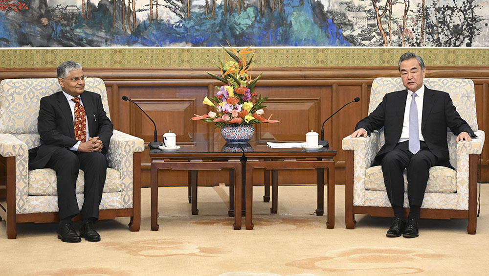 王毅會見印度新任駐華大使羅國棟。新華社圖片
