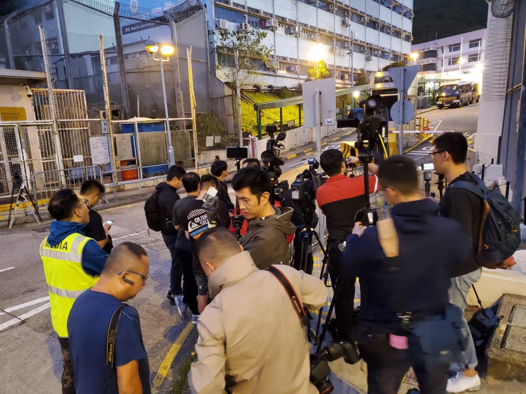 记者在外守候。