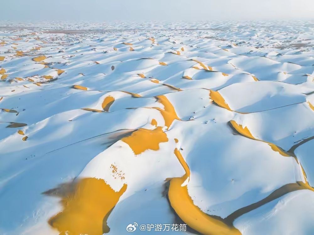 新疆塔克拉瑪干沙漠現「雪海」奇景。（微博）