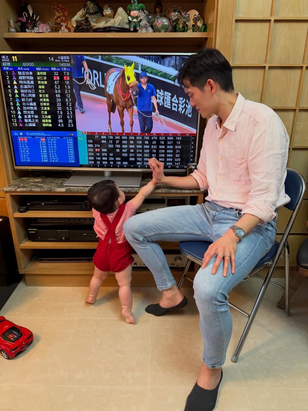盛勁為自從兒子出世後,幫手湊仔。 盛勁為自從兒子出世後,幫手湊仔。