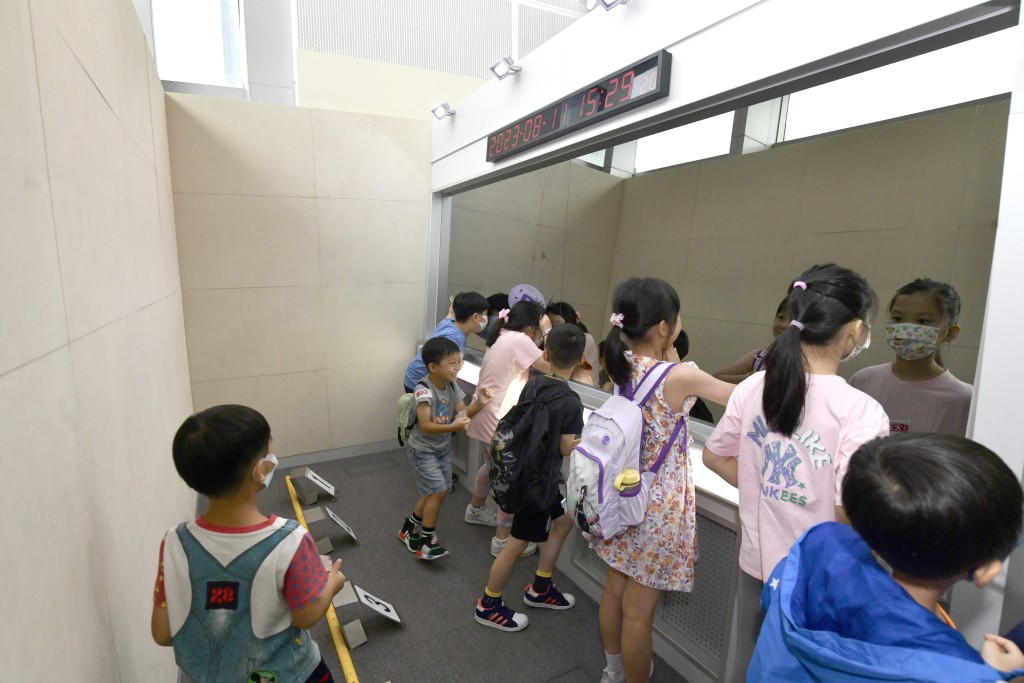 電視劇經常有嫌疑人「被認」橋段，小朋友今次可以走入真實ICAC認人室及模擬錄影會面室一探究竟。