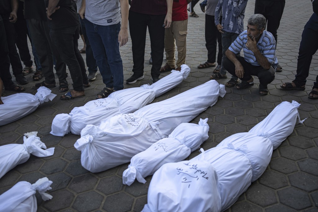 加沙巴人哀悼在以军空袭下死去的亲友。美联社