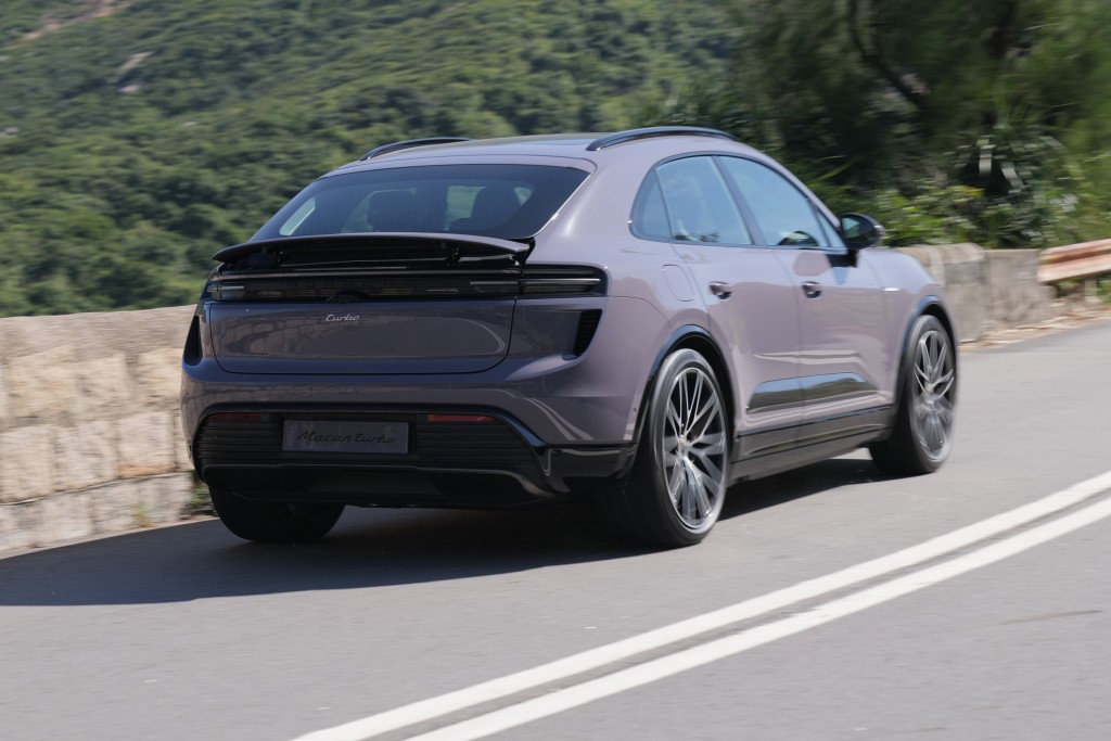 保時捷Porsche Macan Turbo Electric原裝PASM空氣懸掛提供舒適平穩的駕乘感。