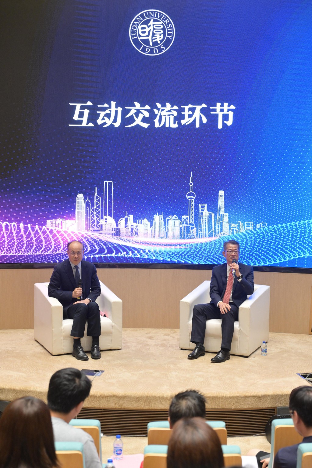 正在上海访问的财政司司长陈茂波(右)在复旦大学演讲。 政府新闻处图片