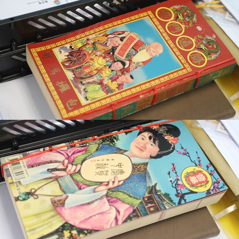 在小房間中，志偉放有兩本獎門人通勝。