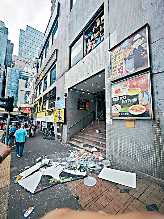商場一樓快餐店一塊玻璃窗甩脫，連同大批食材跌落行人路。
