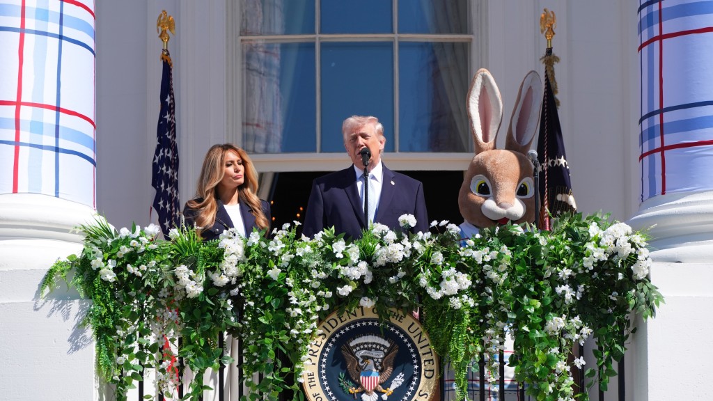 特朗普与梅拉尼娅主持白宫滚彩蛋活动。 美联社 特朗普与梅拉尼娅主持白宫滚彩蛋活动。 美联社